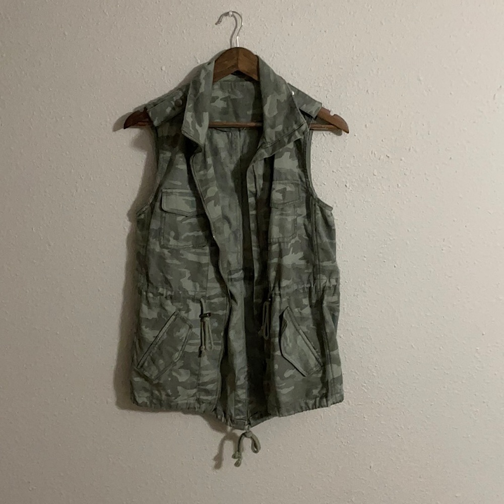 🔥PRICE DROP Maurices Camo Vest